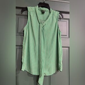 Jones New York Sleeveless Green Geometric Tie-Neck Button Down Top